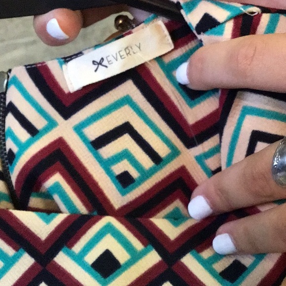 Patterned Dress with quarter length sleeves - Picture 4 of 4